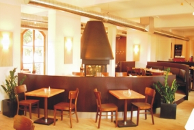 G�steraum mit Kamin-Podest